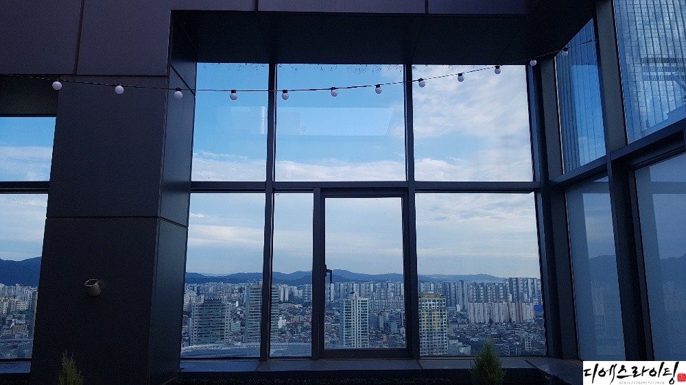 건물 루프탑 감성 줄조명 연출 대표사진