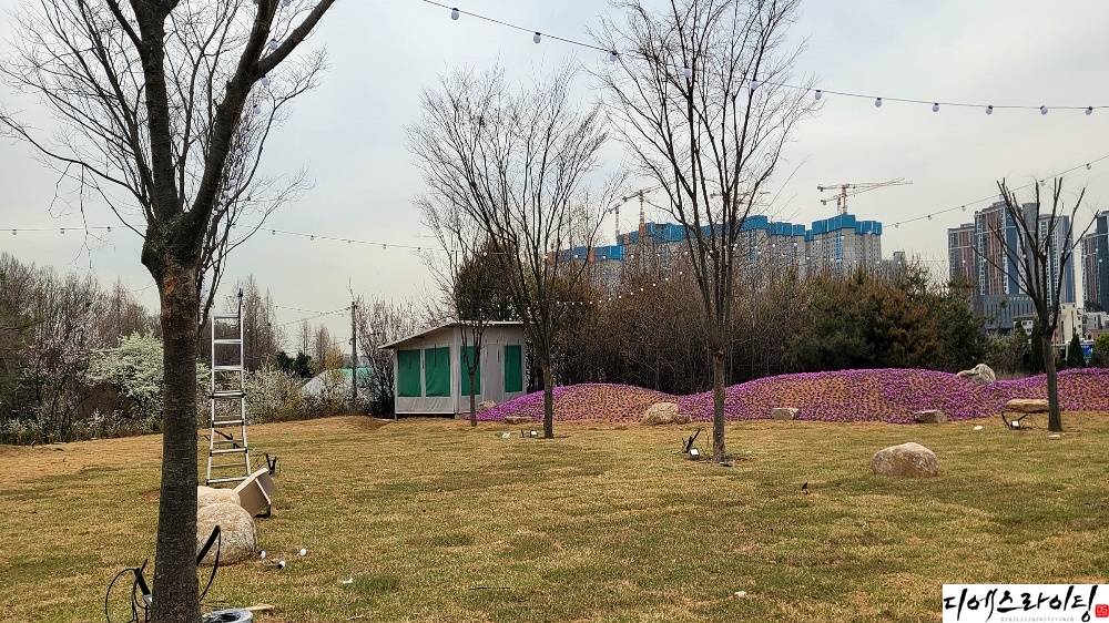 공원 디자인 줄전구 작업 대표사진