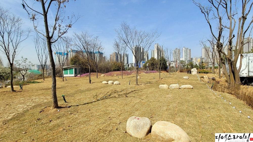공원 라인 알전구 작업 대표사진
