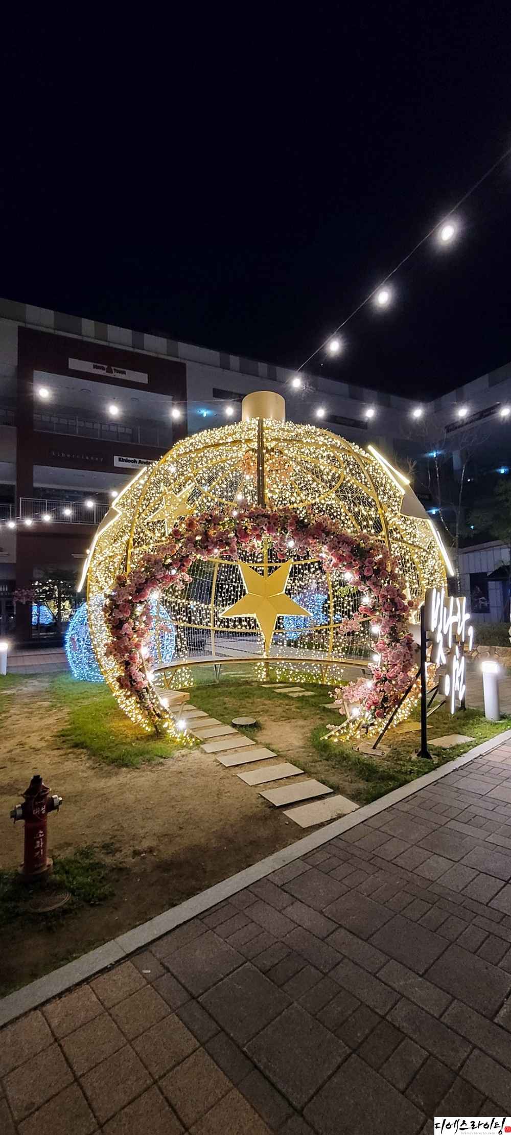 아울렛 조명조형물 공사 대표사진