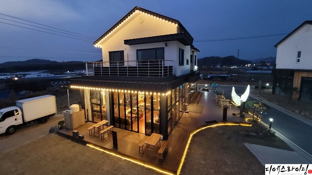카페 외벽조명 디자인 시공 대표사진